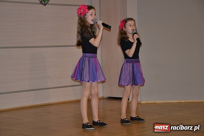 Zdjęcie w galerii na portalu naszraciborz.pl: Młode talenty na scenie w Tworkowie wiadomości z regionu