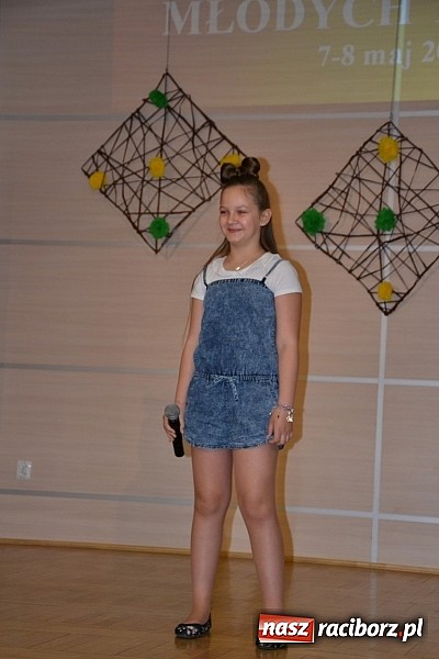 Zdjęcie w galerii na portalu naszraciborz.pl: Młode talenty na scenie w Tworkowie wiadomości z regionu