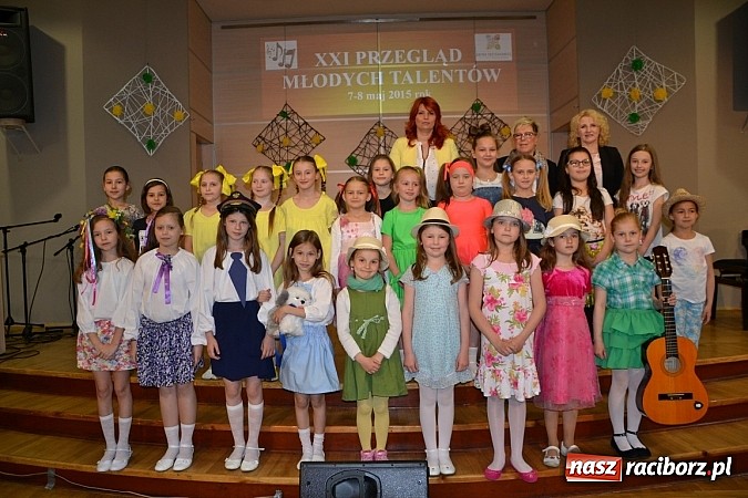 Zdjęcie w galerii na portalu naszraciborz.pl: Młode talenty na scenie w Tworkowie wiadomości z regionu