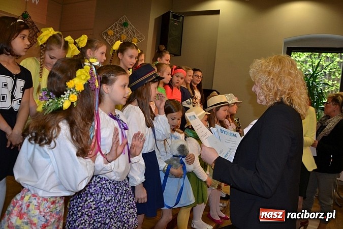 Zdjęcie w galerii na portalu naszraciborz.pl: Młode talenty na scenie w Tworkowie wiadomości z regionu