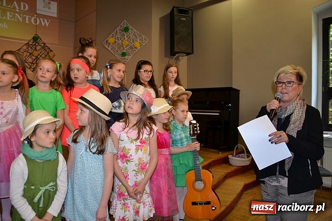 Zdjęcie w galerii na portalu naszraciborz.pl: Młode talenty na scenie w Tworkowie wiadomości z regionu