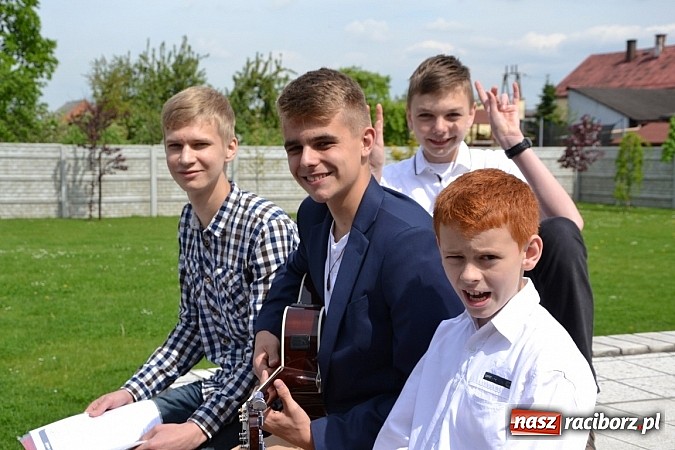 Zdjęcie w galerii na portalu naszraciborz.pl: Młode talenty na scenie w Tworkowie wiadomości z regionu