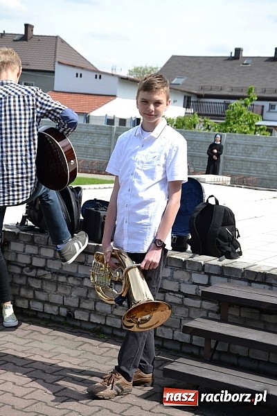 Zdjęcie w galerii na portalu naszraciborz.pl: Młode talenty na scenie w Tworkowie wiadomości z regionu