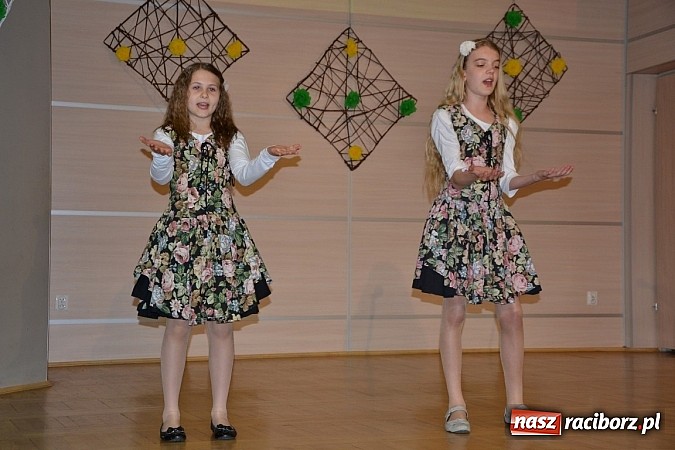 Zdjęcie w galerii na portalu naszraciborz.pl: Młode talenty na scenie w Tworkowie wiadomości z regionu