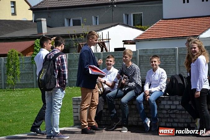 Zdjęcie w galerii na portalu naszraciborz.pl: Młode talenty na scenie w Tworkowie wiadomości z regionu