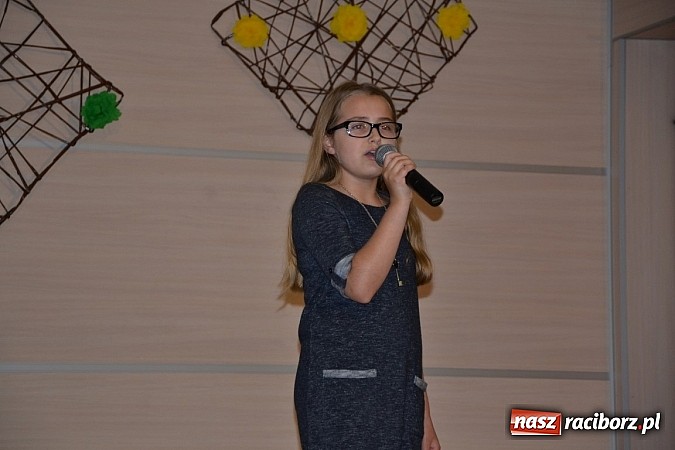 Zdjęcie w galerii na portalu naszraciborz.pl: Młode talenty na scenie w Tworkowie wiadomości z regionu
