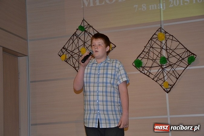 Zdjęcie w galerii na portalu naszraciborz.pl: Młode talenty na scenie w Tworkowie wiadomości z regionu