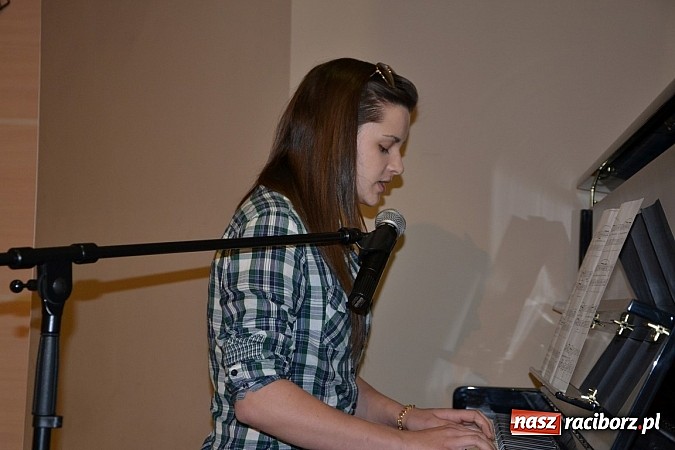 Zdjęcie w galerii na portalu naszraciborz.pl: Młode talenty na scenie w Tworkowie wiadomości z regionu