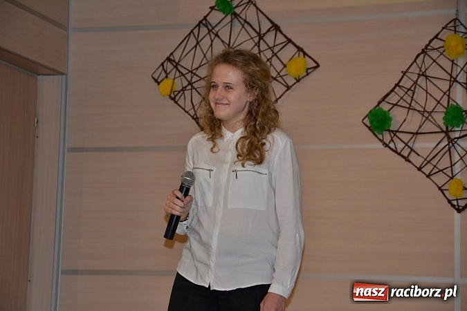 Zdjęcie w galerii na portalu naszraciborz.pl: Młode talenty na scenie w Tworkowie wiadomości z regionu