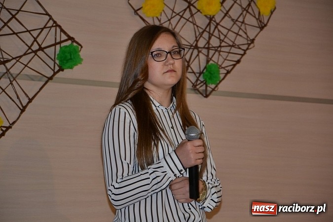 Zdjęcie w galerii na portalu naszraciborz.pl: Młode talenty na scenie w Tworkowie wiadomości z regionu