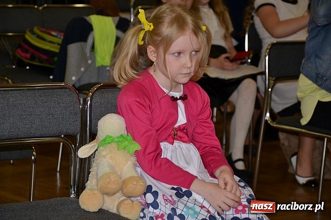 Zdjęcie w galerii na portalu naszraciborz.pl: Młode talenty na scenie w Tworkowie wiadomości z regionu