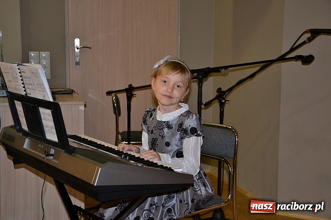 Zdjęcie w galerii na portalu naszraciborz.pl: Młode talenty na scenie w Tworkowie wiadomości z regionu