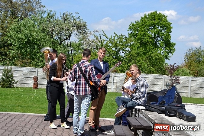 Zdjęcie w galerii na portalu naszraciborz.pl: Młode talenty na scenie w Tworkowie wiadomości z regionu