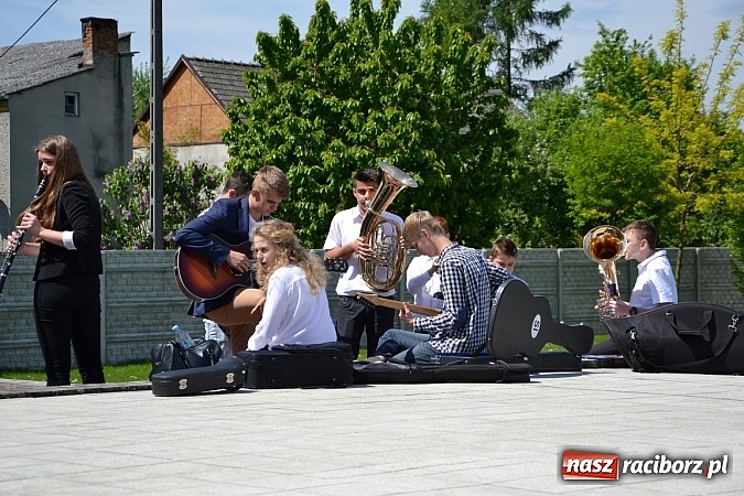 Zdjęcie w galerii na portalu naszraciborz.pl: Młode talenty na scenie w Tworkowie wiadomości z regionu
