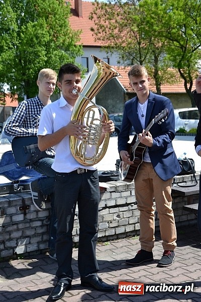 Zdjęcie w galerii na portalu naszraciborz.pl: Młode talenty na scenie w Tworkowie wiadomości z regionu