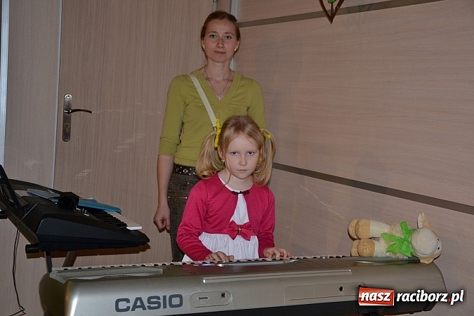 Zdjęcie w galerii na portalu naszraciborz.pl: Młode talenty na scenie w Tworkowie wiadomości z regionu