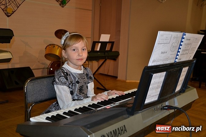 Zdjęcie w galerii na portalu naszraciborz.pl: Młode talenty na scenie w Tworkowie wiadomości z regionu