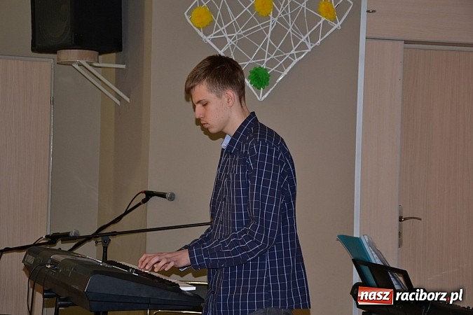 Zdjęcie w galerii na portalu naszraciborz.pl: Młode talenty na scenie w Tworkowie wiadomości z regionu