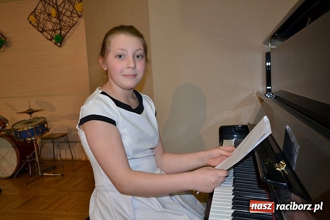 Zdjęcie w galerii na portalu naszraciborz.pl: Młode talenty na scenie w Tworkowie wiadomości z regionu