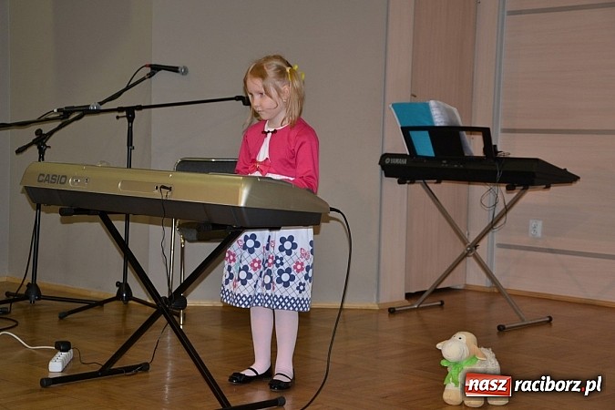Zdjęcie w galerii na portalu naszraciborz.pl: Młode talenty na scenie w Tworkowie wiadomości z regionu