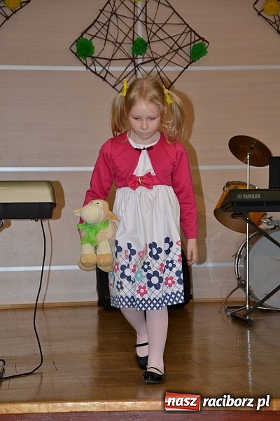 Zdjęcie w galerii na portalu naszraciborz.pl: Młode talenty na scenie w Tworkowie wiadomości z regionu