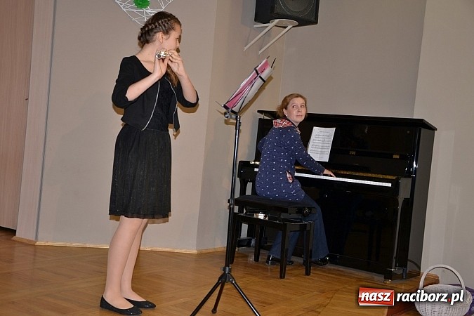 Zdjęcie w galerii na portalu naszraciborz.pl: Młode talenty na scenie w Tworkowie wiadomości z regionu