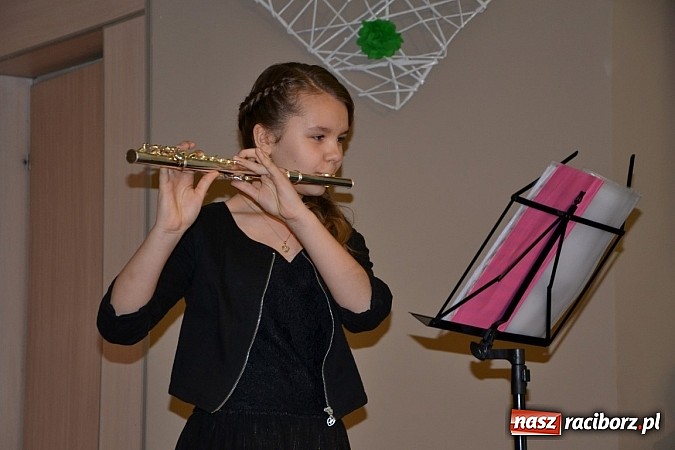 Zdjęcie w galerii na portalu naszraciborz.pl: Młode talenty na scenie w Tworkowie wiadomości z regionu