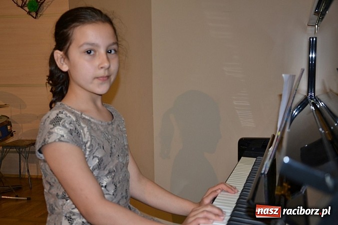 Zdjęcie w galerii na portalu naszraciborz.pl: Młode talenty na scenie w Tworkowie wiadomości z regionu