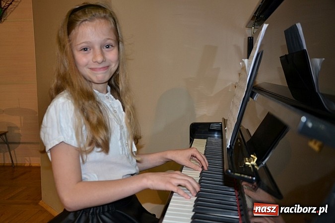 Zdjęcie w galerii na portalu naszraciborz.pl: Młode talenty na scenie w Tworkowie wiadomości z regionu