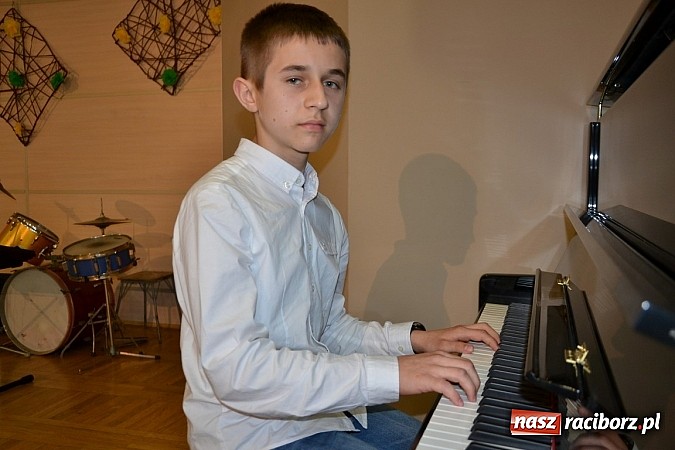 Zdjęcie w galerii na portalu naszraciborz.pl: Młode talenty na scenie w Tworkowie wiadomości z regionu