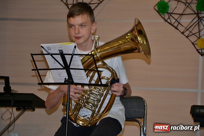 Zdjęcie w galerii na portalu naszraciborz.pl: Młode talenty na scenie w Tworkowie wiadomości z regionu