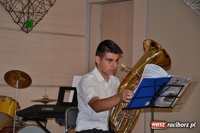 Zdjęcie w galerii na portalu naszraciborz.pl: Młode talenty na scenie w Tworkowie wiadomości z regionu