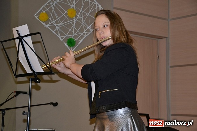 Zdjęcie w galerii na portalu naszraciborz.pl: Młode talenty na scenie w Tworkowie wiadomości z regionu
