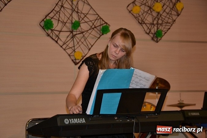 Zdjęcie w galerii na portalu naszraciborz.pl: Młode talenty na scenie w Tworkowie wiadomości z regionu