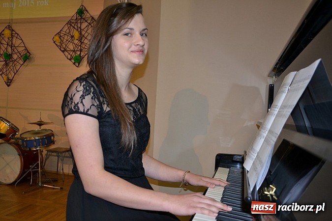 Zdjęcie w galerii na portalu naszraciborz.pl: Młode talenty na scenie w Tworkowie wiadomości z regionu