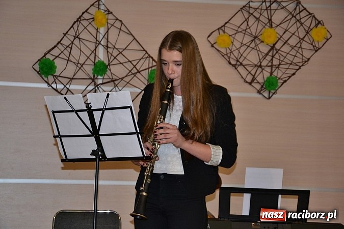 Zdjęcie w galerii na portalu naszraciborz.pl: Młode talenty na scenie w Tworkowie wiadomości z regionu