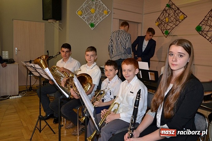 Zdjęcie w galerii na portalu naszraciborz.pl: Młode talenty na scenie w Tworkowie wiadomości z regionu