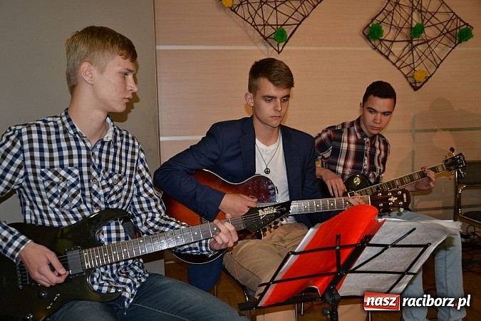 Zdjęcie w galerii na portalu naszraciborz.pl: Młode talenty na scenie w Tworkowie wiadomości z regionu