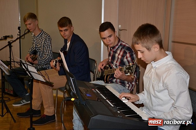 Zdjęcie w galerii na portalu naszraciborz.pl: Młode talenty na scenie w Tworkowie wiadomości z regionu