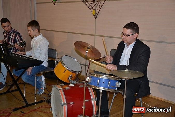 Zdjęcie w galerii na portalu naszraciborz.pl: Młode talenty na scenie w Tworkowie wiadomości z regionu
