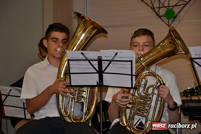 Zdjęcie w galerii na portalu naszraciborz.pl: Młode talenty na scenie w Tworkowie wiadomości z regionu