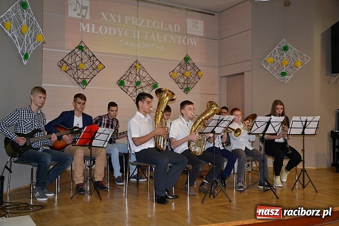 Zdjęcie w galerii na portalu naszraciborz.pl: Młode talenty na scenie w Tworkowie wiadomości z regionu