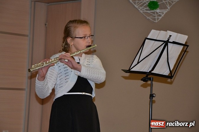 Zdjęcie w galerii na portalu naszraciborz.pl: Młode talenty na scenie w Tworkowie wiadomości z regionu