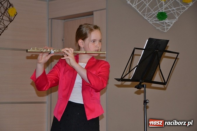 Zdjęcie w galerii na portalu naszraciborz.pl: Młode talenty na scenie w Tworkowie wiadomości z regionu