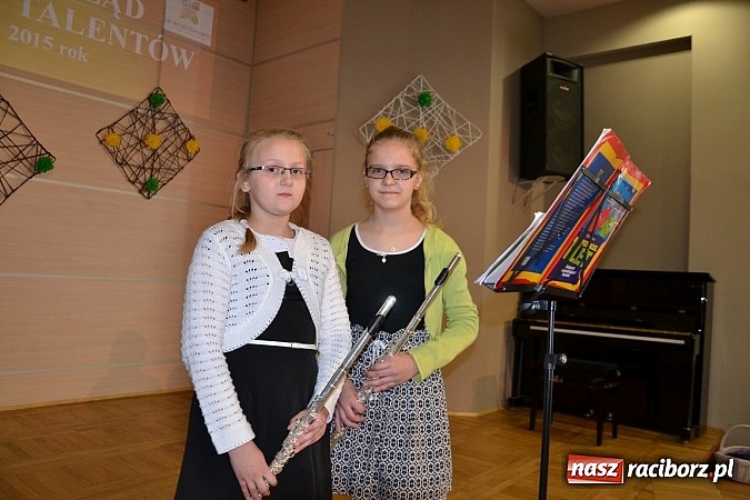 Zdjęcie w galerii na portalu naszraciborz.pl: Młode talenty na scenie w Tworkowie wiadomości z regionu