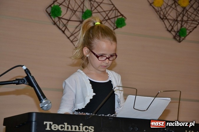 Zdjęcie w galerii na portalu naszraciborz.pl: Młode talenty na scenie w Tworkowie wiadomości z regionu