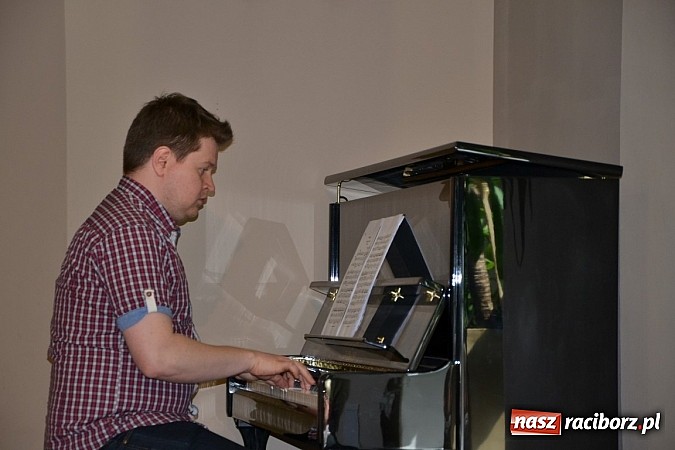 Zdjęcie w galerii na portalu naszraciborz.pl: Młode talenty na scenie w Tworkowie wiadomości z regionu