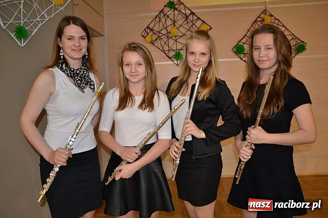 Zdjęcie w galerii na portalu naszraciborz.pl: Młode talenty na scenie w Tworkowie wiadomości z regionu