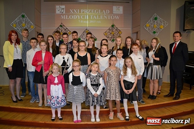 Zdjęcie w galerii na portalu naszraciborz.pl: Młode talenty na scenie w Tworkowie wiadomości z regionu