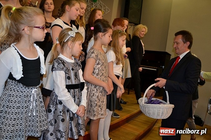 Zdjęcie w galerii na portalu naszraciborz.pl: Młode talenty na scenie w Tworkowie wiadomości z regionu